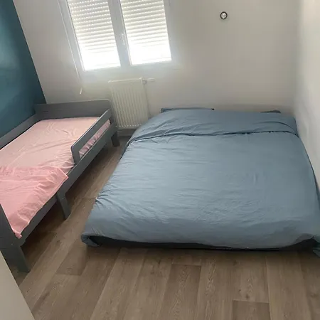 Maison Spacieuse Confortable 펜션 Mormant